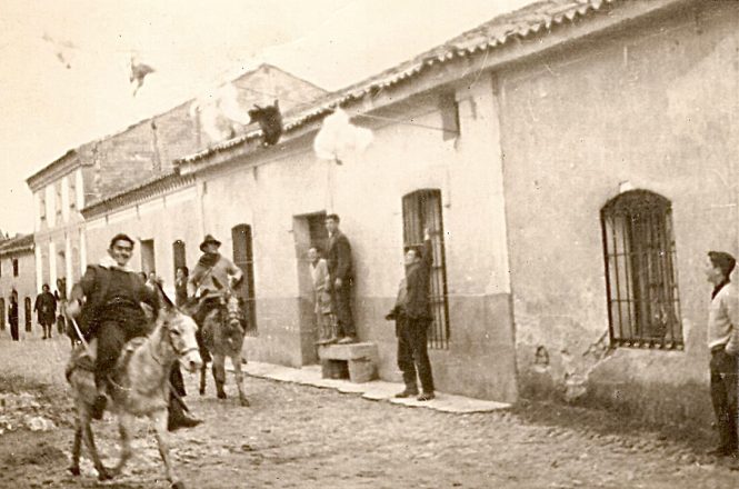 Cremencio frena a su cabalgadura bajo la soga del los gallos
