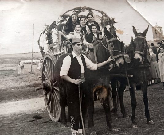 Félix Pérez con el carro de las madrinas