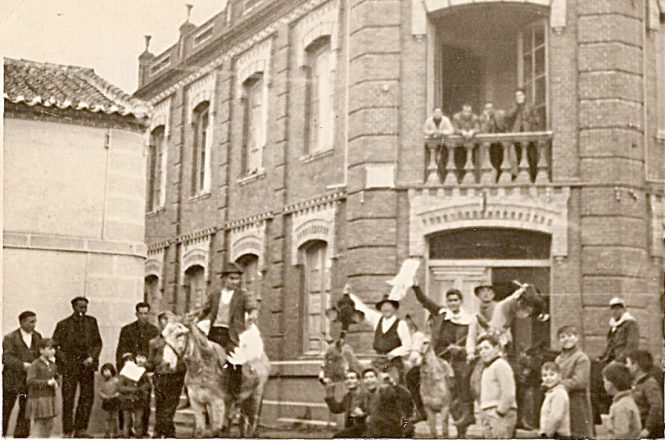Los quintos ante el ayuntamiento. Por la derecha entra la nueva generación, Felisín, Vicentín, Jesus Mari, Chemari y Carmelín